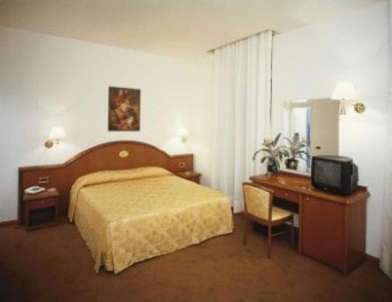 Hotel Europa Удине Экстерьер фото