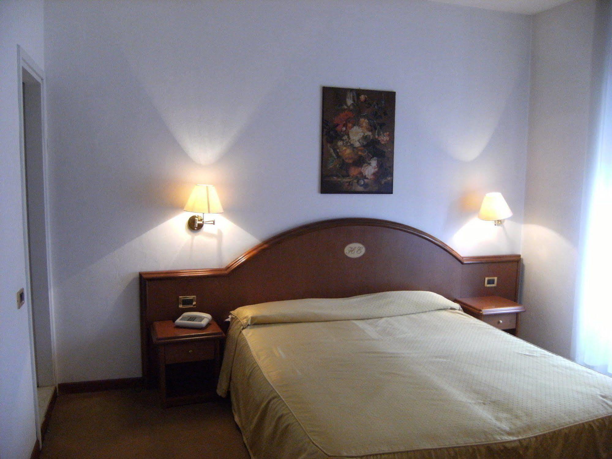 Hotel Europa Удине Экстерьер фото